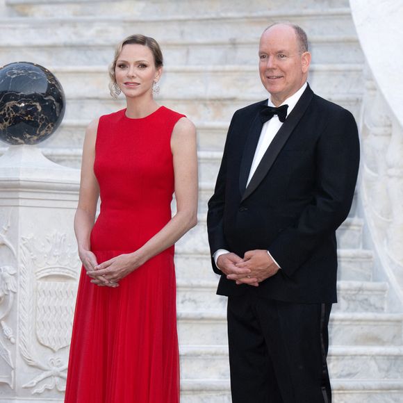 Le Prince Albert II de Monaco et la Princesse Charlène attendent leurs invités au Palais Princier avant un dîner d'Etat avec le Président français dans le cadre d'une visite d'Etat de deux jours à Monaco, le 07 juin 2025, Monaco. Photo David Niviere/Abaca