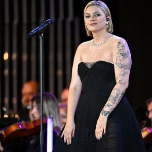 Exclusif - Louane - Enregistrement de l'émission "Cannes chante le Cinéma" sur la célèbre plage Macé de Cannes, le 25 mai 2023 lors de la 76ème édition du Festival de Cannes le 25 mai 2023.  © Bruno Bebert-Tiziano da Silva/Bestimage