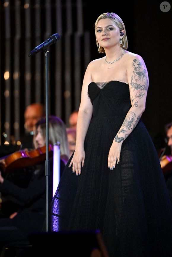 Exclusif - Louane - Enregistrement de l'émission "Cannes chante le Cinéma" sur la célèbre plage Macé de Cannes, le 25 mai 2023 lors de la 76ème édition du Festival de Cannes le 25 mai 2023.  © Bruno Bebert-Tiziano da Silva/Bestimage
