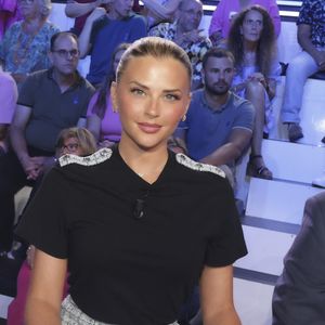 Exclusif - Kelly Vedovelli, sur le plateau de de l’émission « TPMP » présentée par C.Hanouna tournage des pilotes 2024, Paris, France, le 29 aout 2024. © Jack Tribeca / Bestimage