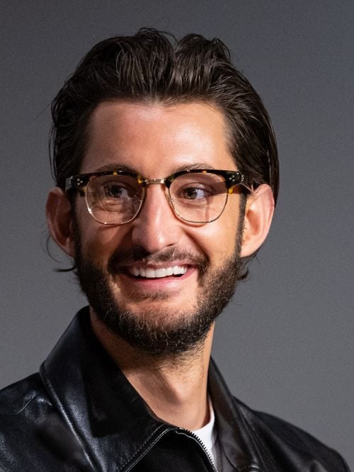 Pierre Niney : cette vie au vert qu’il cultive avec sa femme et leurs filles, entre escapades dans les bois et moments complices