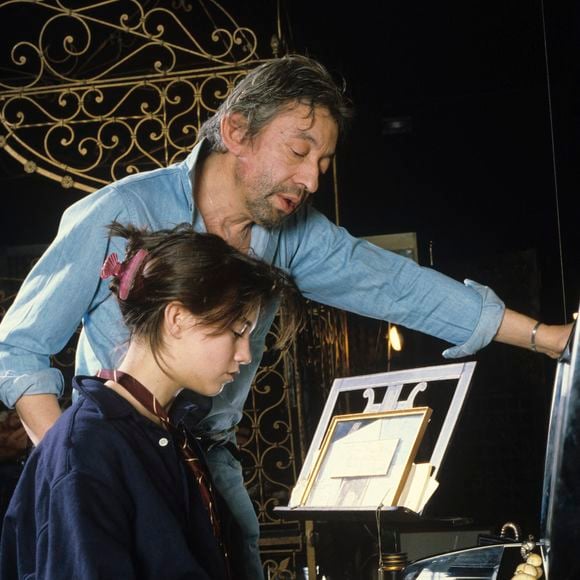 En France, à Paris, Serge Gainsbourg chez lui avec sa fille Charlotte dans son hôtel particulier de la rue de Verneuil, posant au milieu de son bric-à-brac où il entasse des objets hétéroclites en mai 1985.  © Michel Marizy via Bestimage