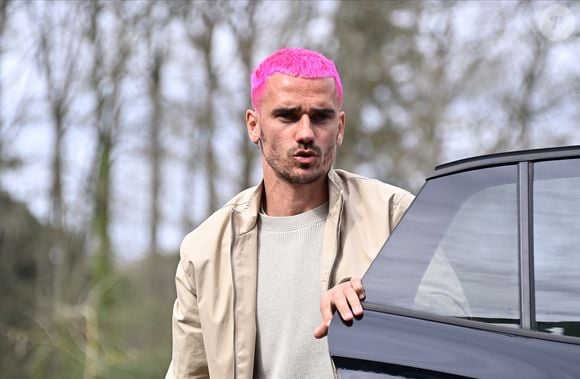 Antoine Griezmann arrive pour l'entraînement de l'équipe de France de football pour le match de qualification à l'Euro 2024 contre les Pays-Bas au centre de formation et centre National du Footbal de Clairefontaine-en-Yvelines, France, le 20 march 2023. © Federico Pestellini/Panoramic/Bestimage