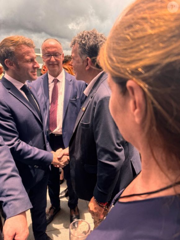 Exclusif - Stéphane Plaza, en voyage d'affaire pour trouver de nouveaux franchisés à Île Maurice, a reçu une invitation du président Emmanuel Macron à l'occasion de l'inauguration du nouveau site de l'Ambassade de France à Maurice à l'immeuble "The Workplace", Moka-Telfair, le vendredi 21 novembre 2025. © Bestimage