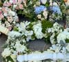 Parmi elles, il y avait l’un des fils de l’homme d'affaires Vincent Bolloré
La gerbe de Bolloré - Arrivées aux obsèques de Philippe Labro en l'église de Saint-Germain-des-Prés à Paris le 13 juin 2025. © Dominique Jacovides - Christophe Clovis / Bestimage