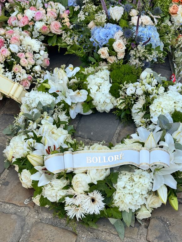 Parmi elles, il y avait l’un des fils de l’homme d'affaires Vincent Bolloré

La gerbe de Bolloré - Arrivées aux obsèques de Philippe Labro en l'église de Saint-Germain-des-Prés à Paris le 13 juin 2025. © Dominique Jacovides - Christophe Clovis / Bestimage