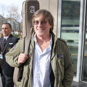 "Je salue l'effort de tout le monde, de tous les gens qui ont contribué à créer ce lieu magnifique. Et je suis tellement fier de l'inaugurer, c'est incroyable."

Exclusif - Thomas Dutronc à la sortie des studios de RTL à Neuilly-sur-Seine, le 10 décembre 2025. 
© PsnewZ / Bestimage