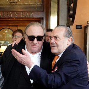 Gérard Depardieu et le paparazzi Rino Barillari se réconcilient au Harry's Bar à Rome le 19 janvier 2026.
C'est au même endroit, le 21 mai 2024 que les deux hommes se sont accrochés.
Gérard Depardieu aurait frappé le photographe à trois reprises au visage car ce dernier avait bousculé la compagne de Gérard Depardieu pour faire une série de photos.
Après cet incident, les plaintes ont fusé de toute part....mais les images montrent que les deux hommes ont trouvé un terrain d'entente.  
Zuma Press / Bestimage