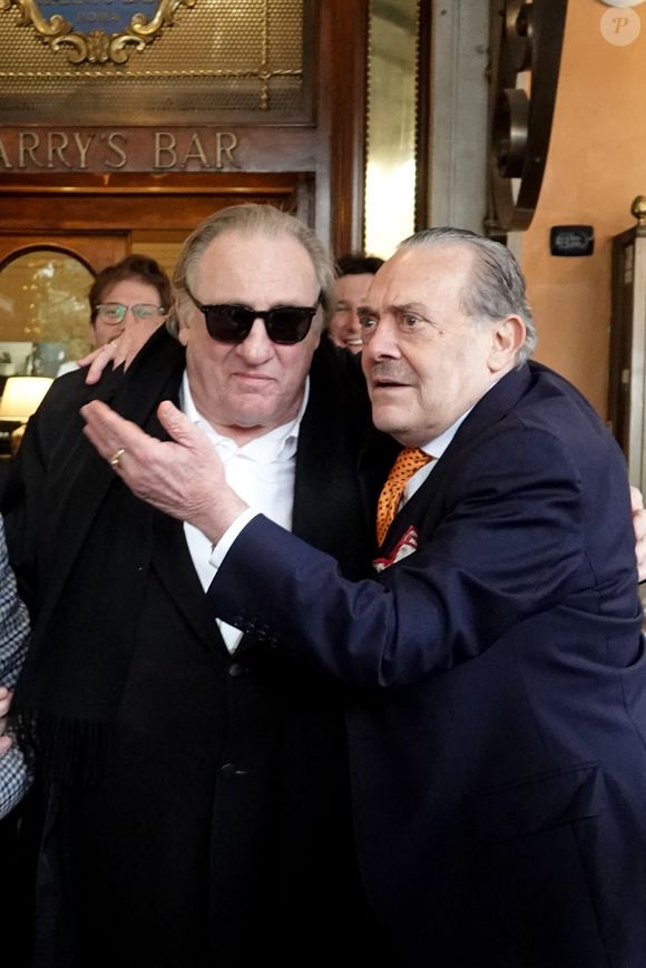 Gérard Depardieu et le paparazzi Rino Barillari se réconcilient au Harry's Bar à Rome le 19 janvier 2026.
C'est au même endroit, le 21 mai 2024 que les deux hommes se sont accrochés.
Gérard Depardieu aurait frappé le photographe à trois reprises au visage car ce dernier avait bousculé la compagne de Gérard Depardieu pour faire une série de photos.
Après cet incident, les plaintes ont fusé de toute part....mais les images montrent que les deux hommes ont trouvé un terrain d'entente.  
Zuma Press / Bestimage