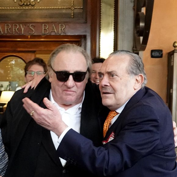 Gérard Depardieu et le paparazzi Rino Barillari se réconcilient au Harry's Bar à Rome le 19 janvier 2026.
C'est au même endroit, le 21 mai 2024 que les deux hommes se sont accrochés.
Gérard Depardieu aurait frappé le photographe à trois reprises au visage car ce dernier avait bousculé la compagne de Gérard Depardieu pour faire une série de photos.
Après cet incident, les plaintes ont fusé de toute part....mais les images montrent que les deux hommes ont trouvé un terrain d'entente.  
Zuma Press / Bestimage