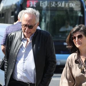 Fabrice Luchini et sa compagne Emmanuelle Garassino - Arrivées aux obsèques de Philippe Labro en l'église de Saint-Germain-des-Prés à Paris le 13 juin 2025. © Dominique Jacovides - Christophe Clovis / Bestimage