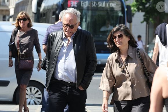 Fabrice Luchini et sa compagne Emmanuelle Garassino - Arrivées aux obsèques de Philippe Labro en l'église de Saint-Germain-des-Prés à Paris le 13 juin 2025. © Dominique Jacovides - Christophe Clovis / Bestimage