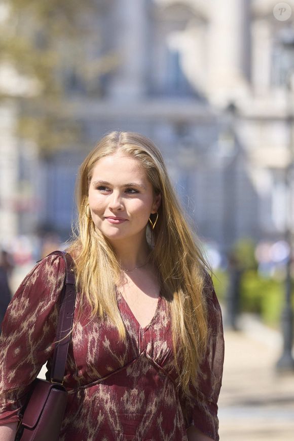 La princesse Catharina-Amalia des Pays-Bas dévoile une plaque commémorative au nouveau jardin de tulipes à Madrid, en remerciement de son séjour, le 7 avril 2025.