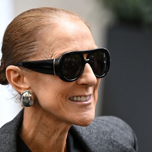 Elle doit enregistrer la chanson pour son prochain album.

Céline Dion acclamée par ses fans à la sortie de l’hôtel Royal Monceau à Paris, avant de se rendre à la Plenitude Arena de Paris La Défense, pour sa deuxième date de concert, le 16 septembre 2026. © Lionel Urman/Bestimage