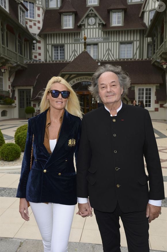 Gonzague Saint Bris et sa compagne Alice Bertheaume lors de l'inauguration de l'hôtel Barrière Le Normandy à Deauville, le 18 juin 2016. L'écrivain a trouvé la mort dans un accident de la route dans la nuit du 7 au 8 août 2017 ; Alice, qui était au volant, a survécu. © Coadic Guirec/Bestimage