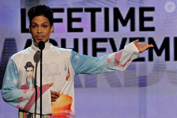 Prince sur scène lors des BET Awards 2010 au Shrine Auditorium le 27 juin 2010 à Los Angeles, Californie. Photo par Vince Bucci/PictureGroup/ABACAPRESS.COM