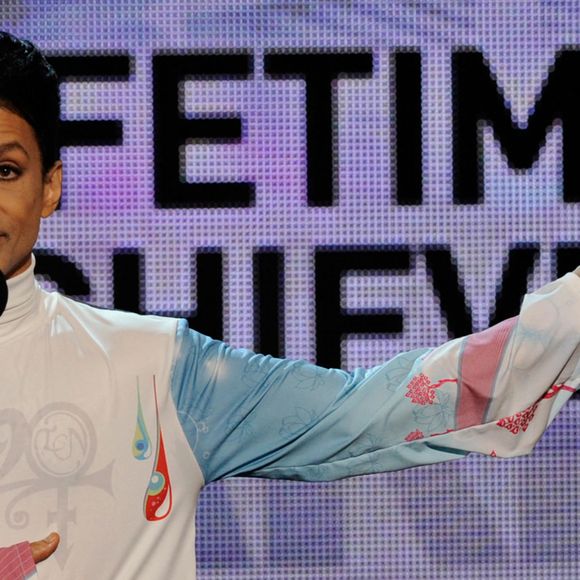 Prince sur scène lors des BET Awards 2010 au Shrine Auditorium le 27 juin 2010 à Los Angeles, Californie. Photo par Vince Bucci/PictureGroup/ABACAPRESS.COM