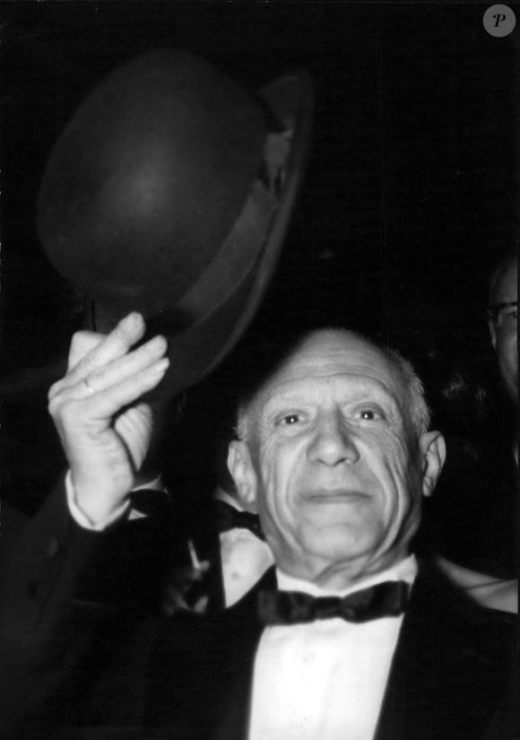 11 novembre 1950 - Picasso avec un chapeau melon : Jeudi soir a été présenté au festival du film de Cannes, un nouveau film réalisé par le français G.H. Clouzot ''Le mystère Picasso''. Le célèbre peintre a assisté en personne à ce grand événement et a accepté de porter pour la première fois depuis de nombreuses années un smoking et un chapeau melon. La photo montre l'artiste Pablo Picasso saluant ses nombreux admirateurs.  (Crédit photo : © Keystone Press Agency/ZUMA Press Wire)