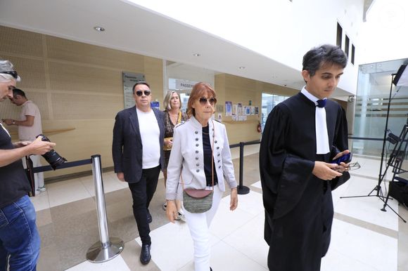 Gisèle Pélicot arrive avec ses enfants David Pélicot et Caroline Darian et son avocat Stéphane Babonneau - Procès du viol de Gisèle Pélicot par cinquante hommes âgés de 26 à 74 devant la cour criminelle départementale de Vaucluse à Avignon, France, le 4 septembre 2024. Son mari Dominique Pélicot, est accusé d'avoir drogué sa femme pendant dix ans pour la soumettre sexuellement à d'autres hommes qu'il recrutait sur internet. Il est jugé avec 50 autres hommes âgés de 26 à 74 ans pour vioIs aggravés, à partir du lundi 2 septembre et pour quatre mois. © Franz Chavaroche/Nice Matin/Bestimage