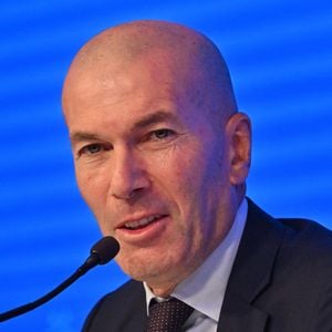 L'ancien international français de football Zinédine Zidane s'exprime lors d'une conférence de presse visant à le présenter comme le nouveau sélectionneur de l'équipe de France, au siège de la Fédération française de football (FFF) à Paris, le 28 juillet 2026. © Christian Liewig/Bestimage