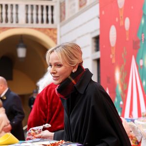 La princesse Charlène de Monaco - La famille princière de Monaco offre les traditionnels cadeaux de Noël aux enfants monégasques dans la Cour du Palais Princier, le 18 décembre 2024. 

© Claudia Albuquerque / Bestimage