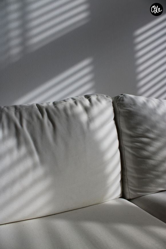 Il ne vous reste plus qu'à vaporiser ce mélange miracle sur le textile, à frotter délicatement et à admirer le résultat bluffant.

Image Unsplash
