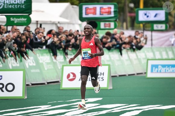 Un marathon de Paris remporté par le Kényan Benard Biwott et l’Ethiopienne Bedatu Hirpa.

Benard Biwott franchit la ligne d'arrivée du Marathon de Paris 2025 à Paris le 13 avril 2025. Photo by Firas Abdullah/ABACAPRESS.COM