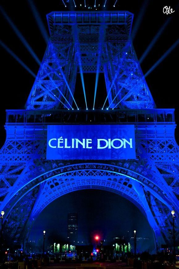 Elle donnera 16 concerts à Nanterre entre septembre et octobre 2026, avant dix dates supplémentaires en mai 2027.

La Tour Eiffel s'est illuminée le 30 mars 2026 pour célébrer Céline Dion dont le retour sur scène se fera à Paris. 

© Anthony Ghnassia / Courtesy via Bestimage