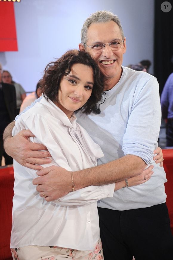 Camille Dubois partage un moment rempli d’émotion avec son père Vincent Dubois sur le plateau de Vivement dimanche sur France 3.

Exclusif - Vincent Dubois et sa fille Camille Dubois lors de l'enregistrement de l'émission Vivement dimanche au studio Rive gauche, présentée par M.Drucker, diffusée sur France 3 le 10 mai 2026, à Paris, France, le 14 avril 2026. © Guillaume Gaffiot/Bestimage