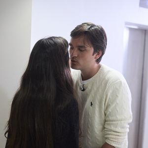 Exclusif - Alain-Fabien Delon avec sa compagne Laura Bensadoun en backstage de de l'émission "C à Vous" à Paris, France, le 18 octobre 2024. © Cyril Moreau/Bestimage