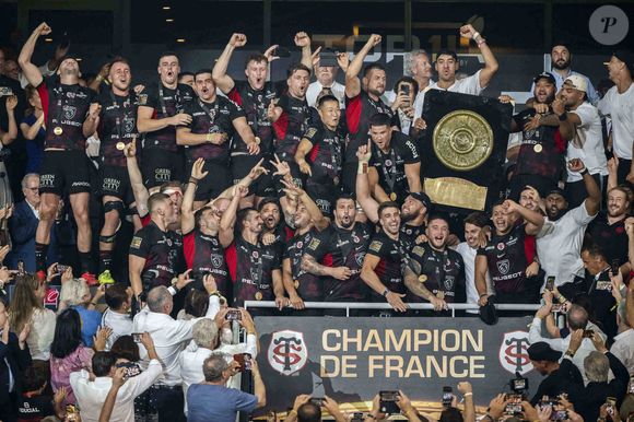 Il a célébré la victoire du Stade Toulousain

Les joueurs du Stade Toulousain célèbrent avec le trophée du Bouclier de Brennus après avoir remporté la finale du Top 14 français de rugby entre le Stade Toulousain (Toulouse) et l'Union Bordeaux-Begles (UBB) au Stade de France à Saint-Denis, au nord de Paris, le 28 juin 2025.Photo par Eliot Blondet/ABACAPRESS.COM