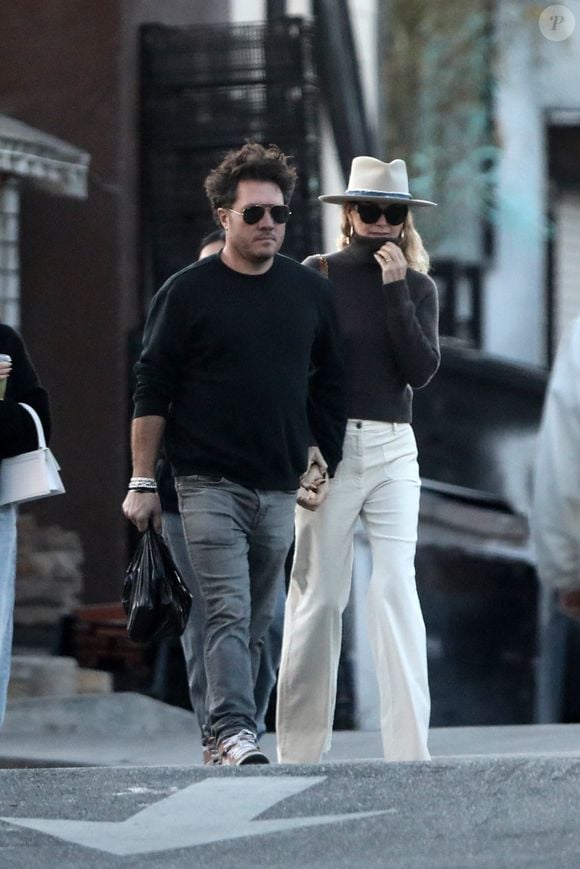 Laeticia Hallyday est à nouveau amoureuse 

Exclusif - Laeticia Hallyday est allée déjeuner avec son nouveau compagnon Frédéric Suant et ses filles Jade et Joy à Venice. © Agence / Bestimage