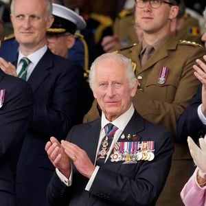 Le prince William de Galles, le roi Charles III d'Angleterre et la reine consort Camilla Parker Bowles - La famille royale d'Angleterre lors des commémorations du 80ème anniversaire du débarquement (D-Day) à Portsmouth. Le 5 juin 2024 © Kin Cheung / Mirrorpix / Bestimage