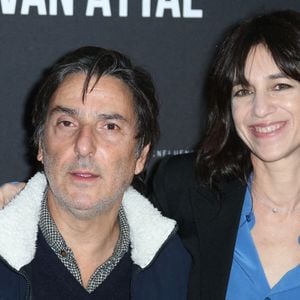 Yvan Attal et Charlotte Gainsbourg lors de la première du film « Les Choses humaines » à l'UGC Normandie à Paris, en France, le 23 novembre 2021. Photo de Jérôme Domine/ABACAPRESS.COM
