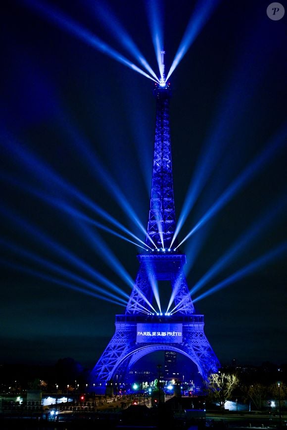 La Tour Eiffel s'est illuminée pour célébrer Céline Dion dont le retour sur scène se fera à Paris. © Anthony Ghnassia / Courtesy via Bestimage