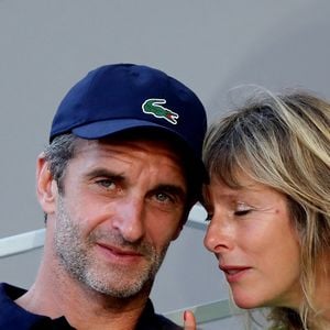 Karin Viard et son compagnon Manuel Herrero dans les tribunes des Internationaux de France de Roland Garros à Paris le 11 juin 2021.
© Dominique Jacovides / Bestimage