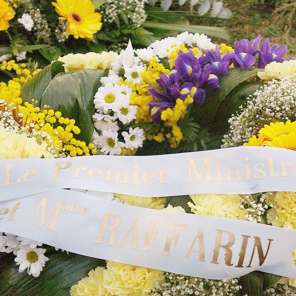 "Sa grand-mère maternelle, Paulette Bonnin, était coiffeuse. Elle est enterrée ici, mais dans le vieux cimetière. Je ne sais pas pourquoi les gens racontent qu'ils sont enterrés ensemble", avait-il déclaré.

Une couronne envoyée par le Premier ministre français Jean-Pierre Raffarin pour les funérailles de l'acteur français Jacques Villeret, au cimetière de Perrusson, France, le 3 février 2005. Jacques Villeret est décédé vendredi dernier des suites d'une maladie du foie. Photo par Giancarlo Gorassini/ABACA.
