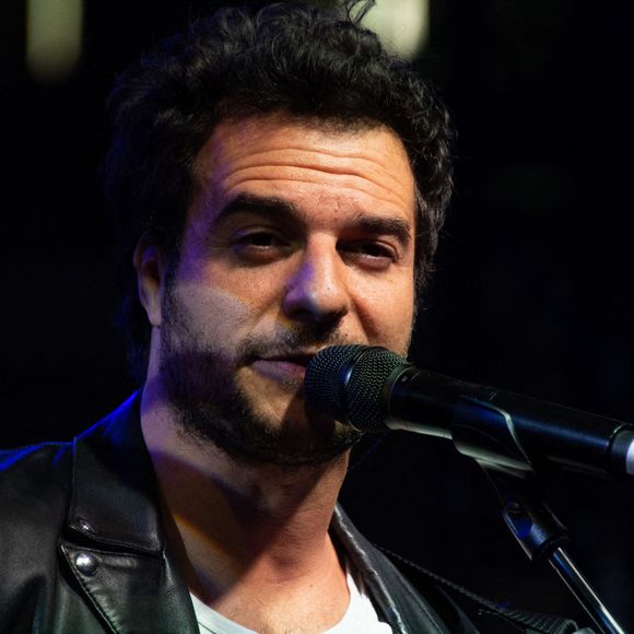 Amir Haddad sur scène lors de la soirée Pixmania à Paris. Le site historique Pixmania va renaitre de ses cendres pour devenir une nouvelle plateforme de vente de produits et services dans l'univers du smartphone. Paris, le 10 mars 2022.