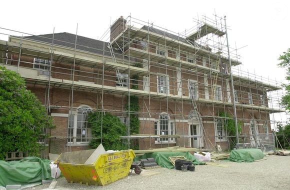Le déménagement a eu lieu pendant les vacances de la Toussaint. Auparavant, la famille et leur chien adoré vivaient à Adelaide Cottage, dans le Home Park de Windsor.

Photo d'archive datée du 01/07/01 du hall d'entrée de Forest Lodge, classé Grade II, dans le Windsor Great Park, Berkshire, pendant les travaux de restauration en 2001.  Le prince et la princesse de Galles vont emménager dans Forest Lodge, une maison de huit chambres située dans le Grand Parc de Windsor, avec leurs enfants George, Charlotte et Louis.  Date de publication : Samedi 16 août 2025 @PA Photos/ABACA