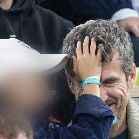 Guillaume Canet et sa fille Louise dans les tribunes lors des Internationaux de France de Tennis de Roland Garros 2025, à Paris, France, le 5 juin 2025. © Jacovides-Moreau/Bestimage