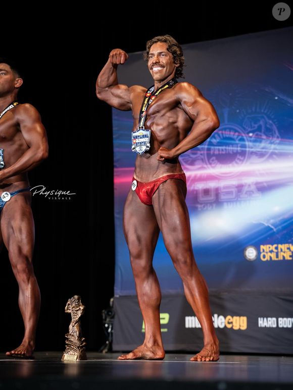 Joseph Baena suit les traces de son célèbre père et remporte sa première compétition de bodybuilding. Instagram