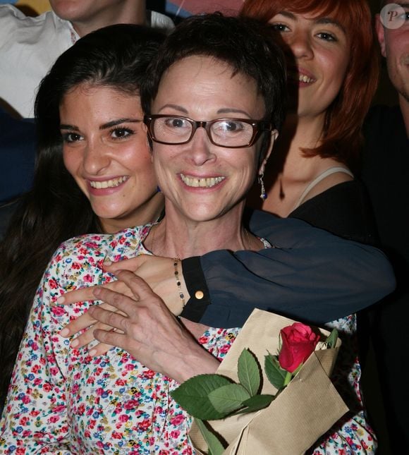 Eléonore Sarrazin a fait quelques confidences au sujet de sa mère Ariane Carletti. Ariane Carletti (ancienne animatrice du Club Dorothée) et sa fille Eléonore Sarrazin-Carletti - Première de la comédie "Scènes d'été pour jeunes gens en maillots de bain" au théatre du Vingtième à Paris. © JLPPA / Bestimage