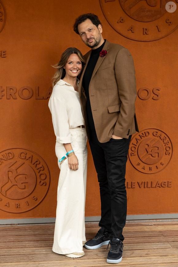 Info du 30/08/2025 - Eric Antoine et Gennifer Demey se sont mariés le 30 août 2025 - Éric Antoine et sa compagne Gennifer Demey au village lors des Internationaux de France de Tennis de Roland Garros 2025, à Paris, France, le 7 juin 2025. © Cyril Moreau/Bestimage