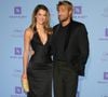 Toutefois, consciente de la fragilité de sa fibre capillaire, la star prend soin de ses longueurs avec rigueur.

Iris Mittenaere et Paul Duchemin au photocall de la soirée "Nespresso X Dua Lipa" lors du 79ème Festival International du Film de Cannes, le 15 mai 2026. 

© Lionel Urman/Bestimage
