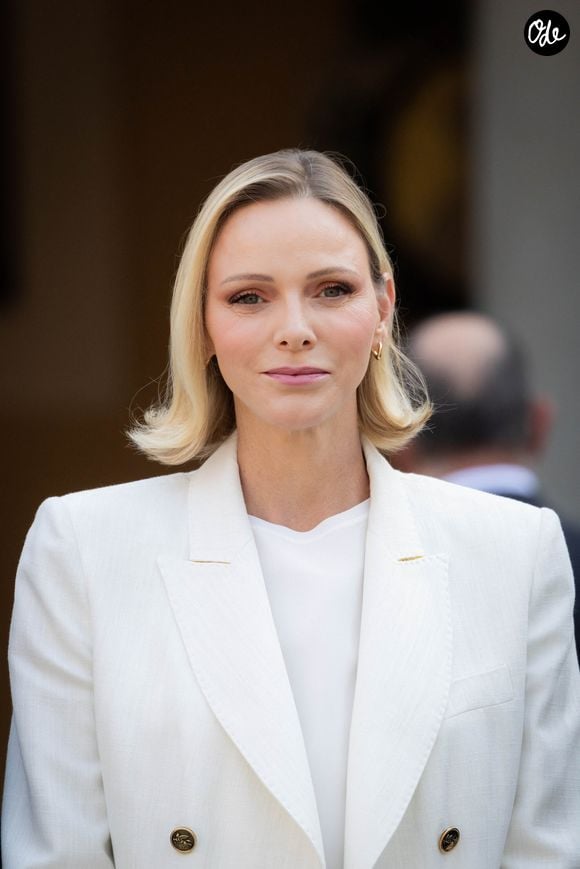 La princesse a choisi un élégant costume blanc pour cette occasion solennelle.

Le prince Albert II de Monaco et la princesse Charlène de Monaco ont accueilli au Palais princier les ambassadeurs et représentants permanents des 46 États membres de l'organisation du Conseil de l'Europe, Monaco le 2 septembre 2026. © Olivier Huitel/Pool Monaco/Bestimage