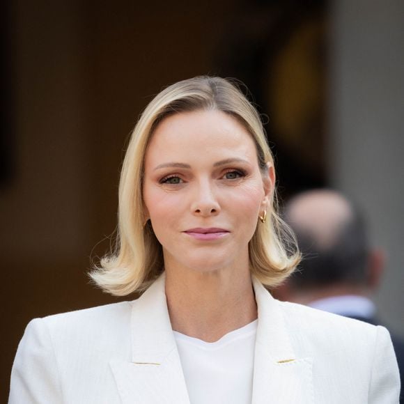 La princesse a choisi un élégant costume blanc pour cette occasion solennelle.

Le prince Albert II de Monaco et la princesse Charlène de Monaco ont accueilli au Palais princier les ambassadeurs et représentants permanents des 46 États membres de l'organisation du Conseil de l'Europe, Monaco le 2 septembre 2026. © Olivier Huitel/Pool Monaco/Bestimage