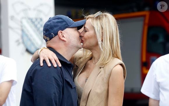 Exclusif - Sébastien Cauet et sa compagne Nathalie Dartois s'embrassent - L'animateur radio de NRJ, Sébastien Cauet retourne à Marle (Aisne), sa ville natale, et inaugure la piscine municipale qui porte son nom le 11 juin 2022. © Claude Dubourg/Bestimage