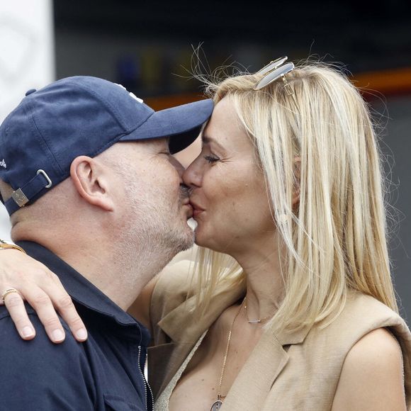 Exclusif - Sébastien Cauet et sa compagne Nathalie Dartois s'embrassent - L'animateur radio de NRJ, Sébastien Cauet retourne à Marle (Aisne), sa ville natale, et inaugure la piscine municipale qui porte son nom le 11 juin 2022. © Claude Dubourg/Bestimage