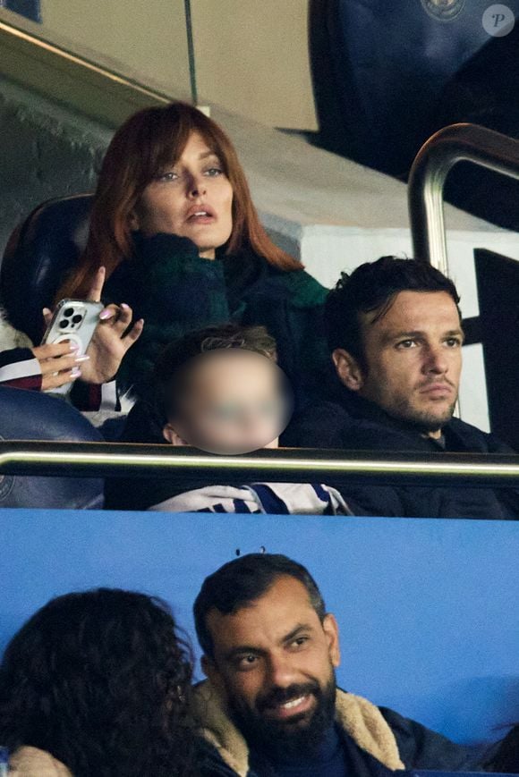 Caroline Receveur, son mari Hugo Philip et leur fils Marlon - Célébrités dans les tribunes du match de Ligue 1 McDonald's opposant le Paris Saint-Germain (PSG) à Lyon (3-1) au Parc des Princes à Paris le 15 décembre 2024. © Cyril Moreau/Bestimage