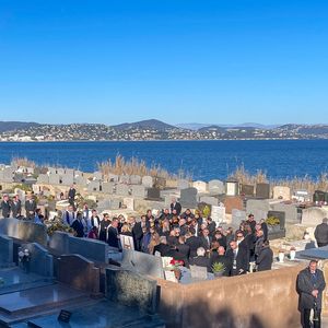 Nicolas, le fils de BB, était très ému et pu compter sur le soutien de sa femme. 

La famille et les amis proches lors de l'inhumation dans l'intimité de Brigitte Bardot dans le caveau familial du cimetière marin de Saint-Tropez, France, le 7 janvier 2025. Bestimage